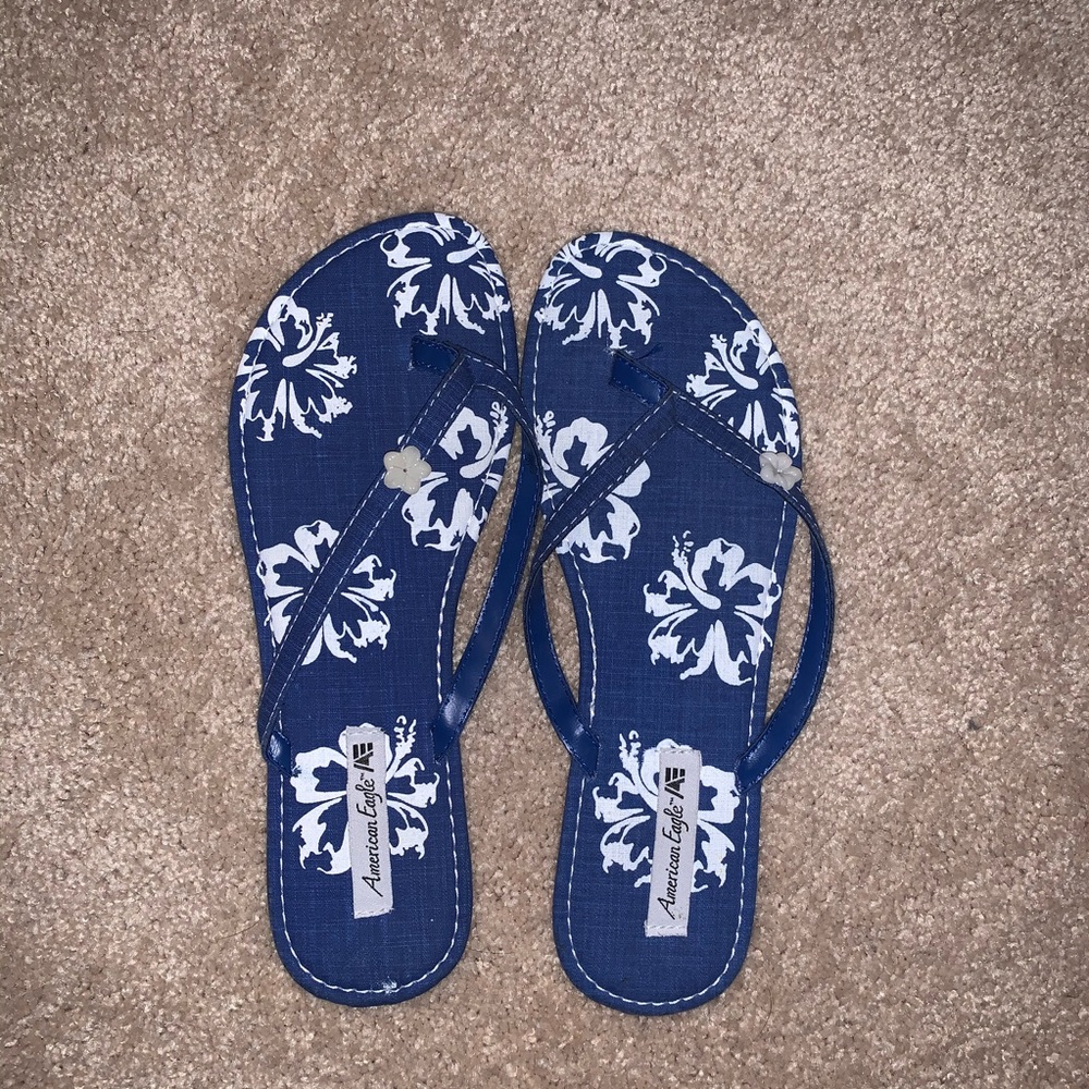 American Eagle flip flops